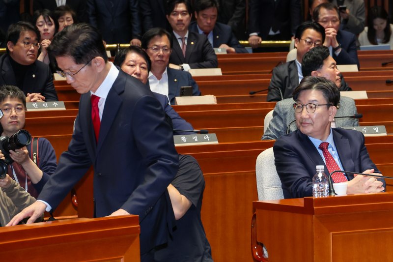 김문수 국민의힘 대통령 후보가 9일 서울 여의도 국회에서 열린 의원총회에서 지도부를 향해 "무소속을 당 후보 만들려 불법부당 수단 동원, 중단하라"며 입장을 밝힌 뒤 자리로 향하고 있다. 오른쪽은 권성동 원내대표. 2025.5.9/뉴스1 ⓒ News1 안은나 기자