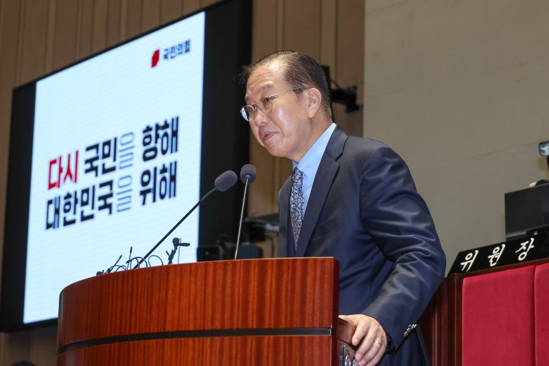 김문수 국민의힘 대통령 후보가 9일 서울 여의도 국회에서 열린 의원총회에서 지도부를 향해 "무소속을 당 후보 만들려 불법부당 수단 동원, 중단하라＂며 입장을 밝히자 권영세 비대위원장이 ＂대단히 실망스럽다＂고 발언한 뒤 의총장을 떠나고 있다. 2025.5.9/뉴스1 ⓒ News1 안은나 기자
