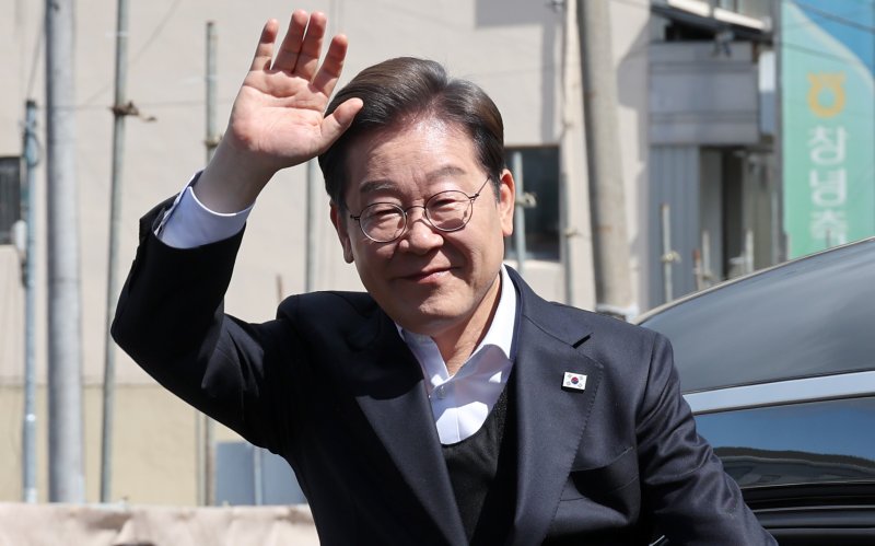 [창녕=뉴시스] 조성우 기자 = 민심을 청취하는 '경청 투어'에 나선 이재명 더불어민주당 대선후보가 10일 경남 창녕군 창녕시장 인근에 도착해 손을 흔들어 군민들에게 인사하고 있다. 2025.05.10. xconfind@newsis.com