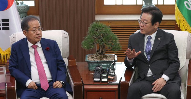[대구=뉴시스] 이무열 기자 = 이재명 더불어민주당 대표가 지난 2023년 5월10일 오후 대구시청 산격청사를 찾아 홍준표 대구시장과 면담하고 있다. 2023.05.10. lmy@newsis.com