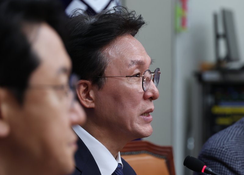 [서울=뉴시스] 고승민 기자 = 김민석 더불어민주당 상임 공동선대위원장이 지난 4일 서울 여의도 국회에서 '총체적 내란 극복과 민주당의 필승전략'을 주제로 기자간담회를 하고 있다. 2025.05.04. kkssmm99@newsis.com