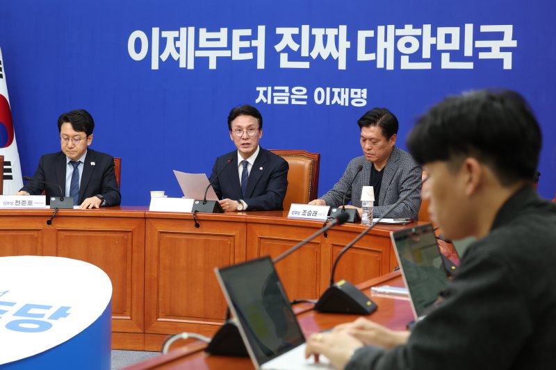 김민석 더불어민주당 상임공동 선거대책위원장이 4일 오전 서울 여의도 국회에서 기자간담회를 하고 있다. 2025.5.4/뉴스1 ⓒ News1 이광호 기자