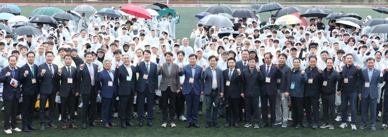 [전주=뉴시스] '2025년 전북특별자치도 건축인 한마음 체육대회'가 10일 전주비전대학교 운동장에서 개최된 가운데 김관영 전북지사 등이 참석해 축하하고 있다. 2025.05.10 (사진= 전북자치도 제공) *재판매 및 DB 금지