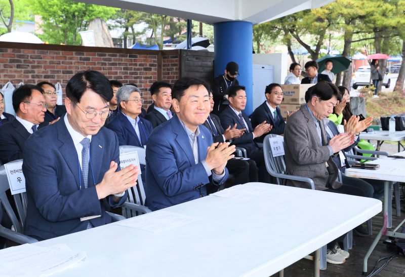 [전주=뉴시스] '2025년 전북특별자치도 건축인 한마음 체육대회'가 10일 전주비전대학교 운동장에서 개최된 가운데 참가자들이 기념촬영을 하고 있다. 2025.05.10 (사진= 전북자치도 제공) *재판매 및 DB 금지