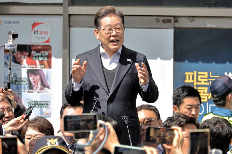 [창녕=뉴시스] 조성우 기자 = 민심을 청취하는 '경청 투어'에 나선 이재명 더불어민주당 대선후보가 10일 경남 창녕군 창녕시장 인근에서 즉흥 연설을 하고 있다. 2025.05.10. xconfind@newsis.com