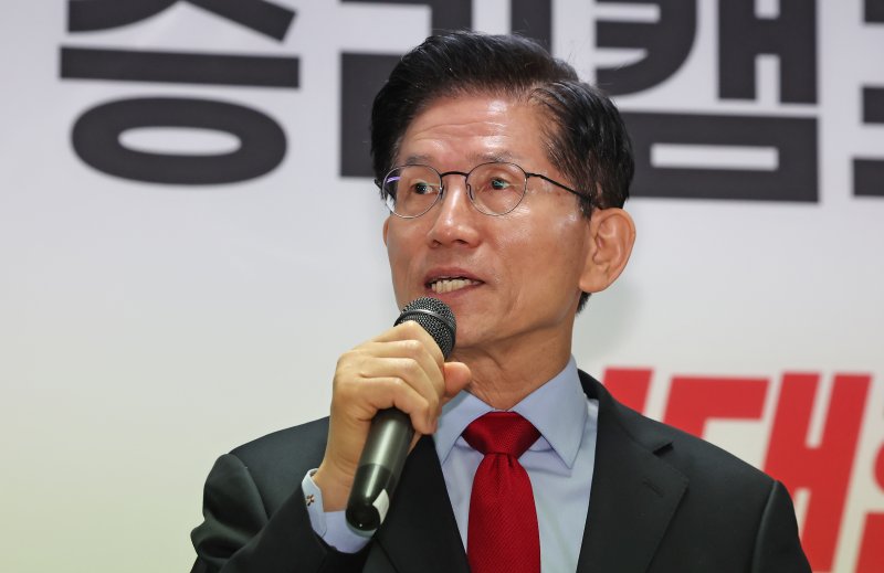 국민의힘으로부터 대통령선거 후보 자격이 취소된 김문수 후보가 10일 오전 서울 여의도에 마련된 대선 캠프 사무실에서 긴급기자회견을 하고 있다. 2025.5.10/뉴스1 ⓒ News1 장수영 기자