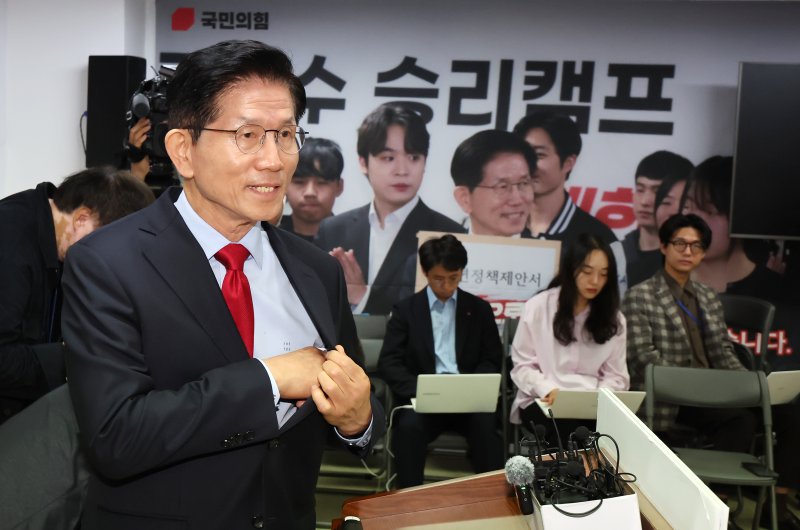 국민의힘으로부터 대통령선거 후보 자격이 취소된 김문수 후보가 10일 오전 서울 여의도에 마련된 대선 캠프 사무실에서 긴급기자회견을 하기 위해 단상에 서고 있다. 2025.5.10/뉴스1 ⓒ News1 장수영 기자