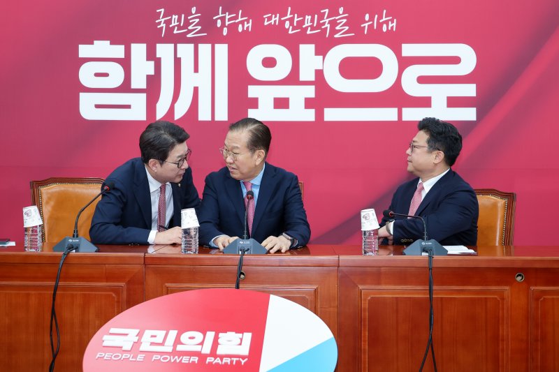 권영세 국민의힘 비상대책위원장이 10일 서울 여의도 국회에서 김문수 대통령 후보 자격 취소·한덕수 예비후보 입당 및 대선후보 등록 과정에 대해 기자회견을 하기 앞서 신동욱 수석대변인과 대화하고 있다. 오른쪽은 강명구 비서실장. 2025.5.10/뉴스1 ⓒ News1 안은나 기자