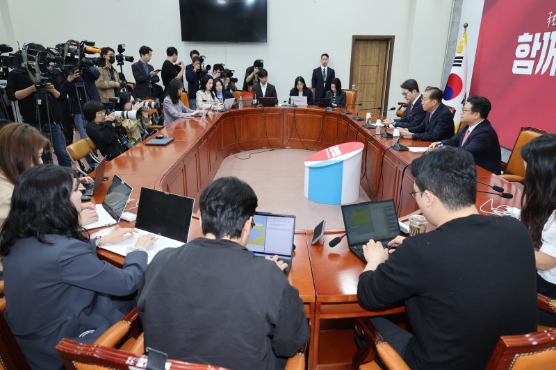 권영세 국민의힘 비상대책위원장이 10일 서울 여의도 국회에서 김문수 대통령 후보 자격 취소·한덕수 예비후보 입당 및 대선후보 등록 과정에 대해 기자회견을 하고 있다. 2025.5.10/뉴스1 ⓒ News1 안은나 기자