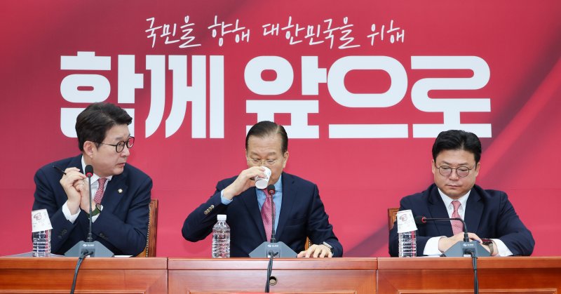 권영세 국민의힘 비상대책위원장이 10일 서울 여의도 국회에서 김문수 대통령 후보 자격 취소·한덕수 예비후보 입당 및 대선후보 등록 과정에 대해 기자회견을 하던 중 물을 마시고 있다. 2025.5.10/뉴스1 ⓒ News1 안은나 기자