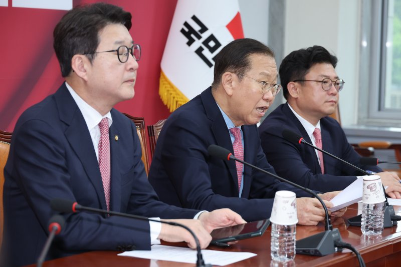 권영세 국민의힘 비상대책위원장이 10일 서울 여의도 국회에서 김문수 대통령 후보 자격 취소·한덕수 예비후보 입당 및 대선후보 등록 과정에 대해 기자회견을 하고 있다. 2025.5.10/뉴스1 ⓒ News1 안은나 기자