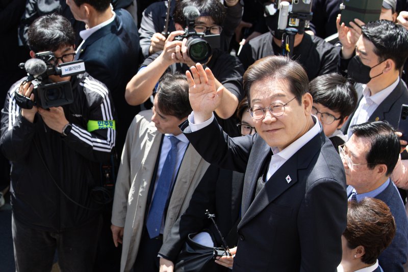 경청투어에 나선 이재명 더불어민주당 대통령 후보가 10일 오전 경남 창녕군 창녕읍 창녕정기시장에서 연설을 하기 전 시민들에게 인사하고 있다. 2025.5.10/뉴스1 ⓒ News1 이재명 기자
