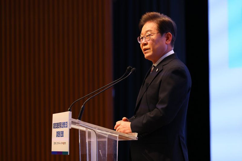 이재명 더불어민주당 대선후보가 8일 오전 서울 중구 대한상공회의소에서 열린 대선후보 초청 경제5단체장 간담회에서 발언하고 있다. 2025.5.8/뉴스1 ⓒ News1 국회사진취재단