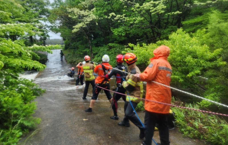 [제주=뉴시스] 9일 오전 제주시 조천읍에서 침수된 도로로 인해 고립된 고사리객이 소방당국에 의해 구조되고 있다. (사진=제주소방안전본부 제공) 2025.05.09. photo@newsis.com
