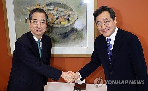 악수하는 한덕수 예비후보와 이낙연 전 총리 (출처=연합뉴스)
