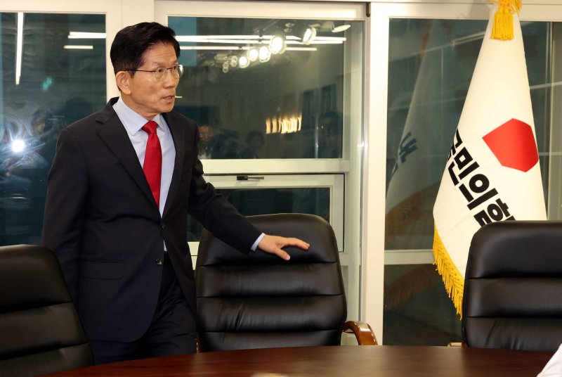 [서울=뉴시스] 조성봉 기자 = 김문수 국민의힘 대선후보가 10일 오전 서울 여의도 국민의힘 중앙당사 대통령후보실에서 캠프 관계자들과 대책회의를 하기 위해 대기하고 있다. 2025.05.10. suncho21@newsis.com