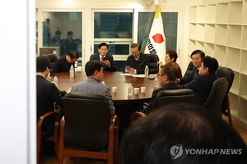 당사 대통령 후보실에서 대책회의 하는 김문수 후보 (출처=연합뉴스)