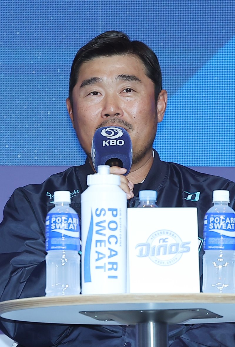 NC 다이노스 이호준 감독이 20일 오후 서울 송파구 잠실 롯데호텔 월드에서 열린 신한 SOL Bank 2025 KBO 미디어데이에서 각오를 밝히고 있다. 2025.3.20/뉴스1 ⓒ News1 김진환 기자