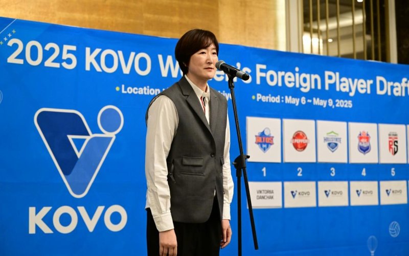 웨더링턴 지명하는 장소연 페퍼저축은행 감독 (출처=연합뉴스)