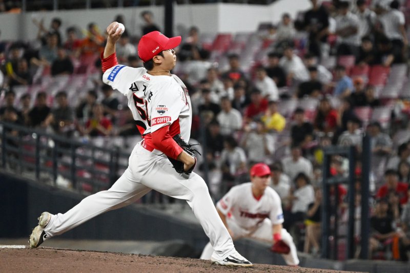 [광주=뉴시스] 박기웅 기자 = 4일 오후 광주 북구 광주-기아챔피언스필드에서 열린 2024 신한 SOL뱅크 KBO리그 KIA 타이거즈 대 한화 이글스의 경기, 6회초 KIA 투수 김기훈이 투구하고 있다. 2024.09.04. pboxer@newsis.com