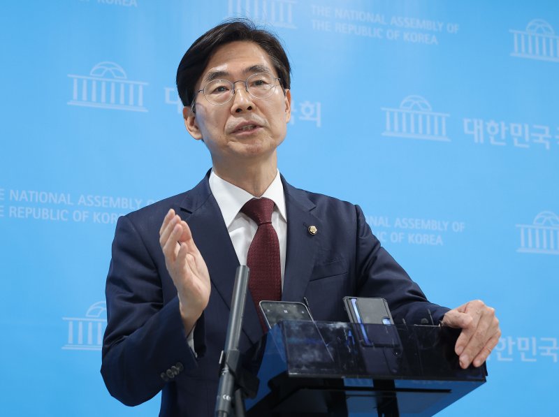 "도로 윤석열당"...윤상현 국힘 선대위장 임명되자, 조경태 '한탄'