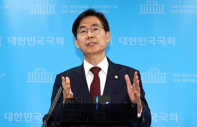 조경태 국민의힘 의원이 10일 오후 서울 여의도 국회 소통관에서 '국민의힘 대선토토 홍보 불법교체 즉각 철회 촉구' 기자회견을 마치고 취재진의 질문에 답변하고 있다. 뉴시스