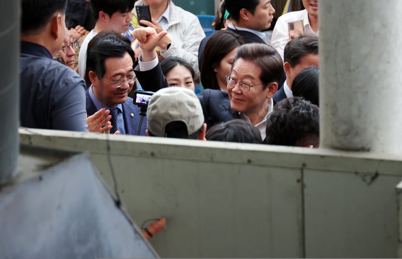 [의령=뉴시스] 조성우 기자 = 민심을 청취하는 '경청 투어'에 나선 이재명 더불어민주당 대선후보가 10일 경남 의령군 의령전통시장에서 상인 및 군민들에게 인사를 하고 있다. 2025.05.10. xconfind@newsis.com