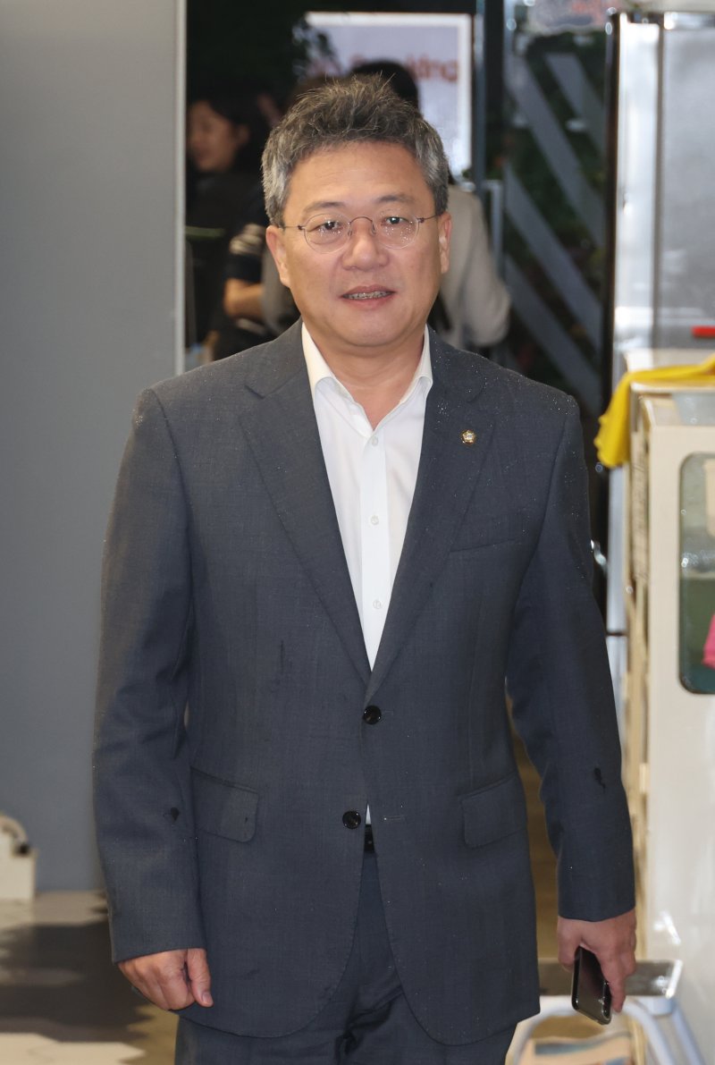 [서울=뉴시스] 고승민 기자 = 박정하 국민의힘 의원이 22일 서울 여의도의 한 식당에서 열리는 친 한동훈계 만찬 모임에 참석하고 있다. 2024.10.22. kkssmm99@newsis.com