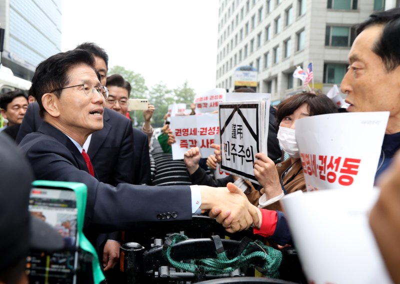 [서울=뉴시스] 조성봉 기자 = 김문수 국민의힘 대선후보가 10일 오전 서울 여의도 국민의힘 중앙당사 대통령후보실에서 캠프 관계자들과 대책회의를 마치고 나와 지지자들과 인사를 하고 있다. (사진=김문수 캠프 제공) 2025.05.10. photo@newsis.com *재판매 및 DB 금지