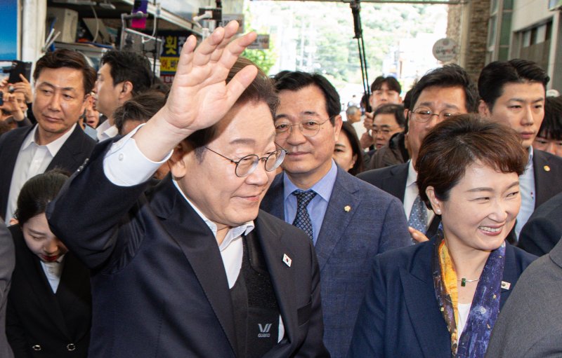 경청투어에 나선 이재명 더불어민주당 대통령 후보가 10일 오전 경남 의령군 의령읍 의령전통시장에서 군민들을 향해 인사하고 있다. 2025.5.10/뉴스1 ⓒ News1 이재명 기자