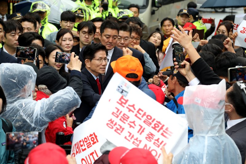 국민의힘이 대통령 후보 교체 절차를 밟은 10일 서울 여의도 당사 앞에서 김문수 후보가 지지자들과 인사를 나누고 있다. (김문수 캠프 제공, 재판매 및 DB 금지) 2025.5.10/뉴스1