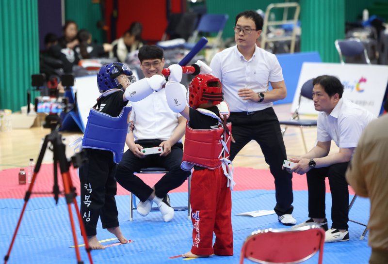 [서울=뉴시스] 김선웅 기자 = 10일 서울 종로구 경복고등학교에서 열린 제1회 세종대왕배 2025 전국 한글무예 K삼단봉한마당에서 참가 선수들이 자모 겨루기 경기를 치르고 있다. 2025.05.10. mangusta@newsis.com