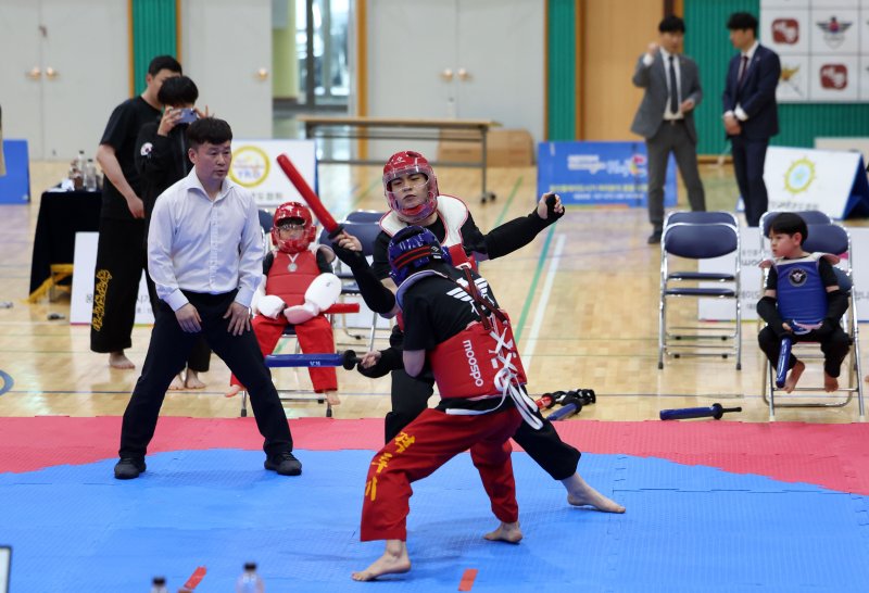 [서울=뉴시스] 김선웅 기자 = 10일 서울 종로구 경복고등학교에서 열린 제1회 세종대왕배 2025 전국 한글무예 K삼단봉한마당에서 참가 선수들이 자모 겨루기 경기를 치르고 있다. 2025.05.10. mangusta@newsis.com
