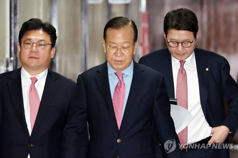 기자회견 나서는 권영세 비대위원장 (출처=연합뉴스)