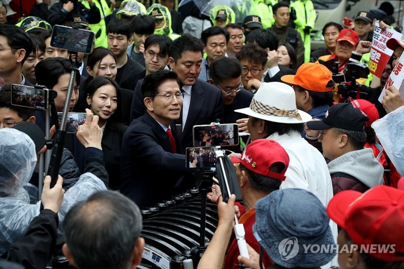 당사 앞 지지자들 만나는 김문수 후보 (출처=연합뉴스)