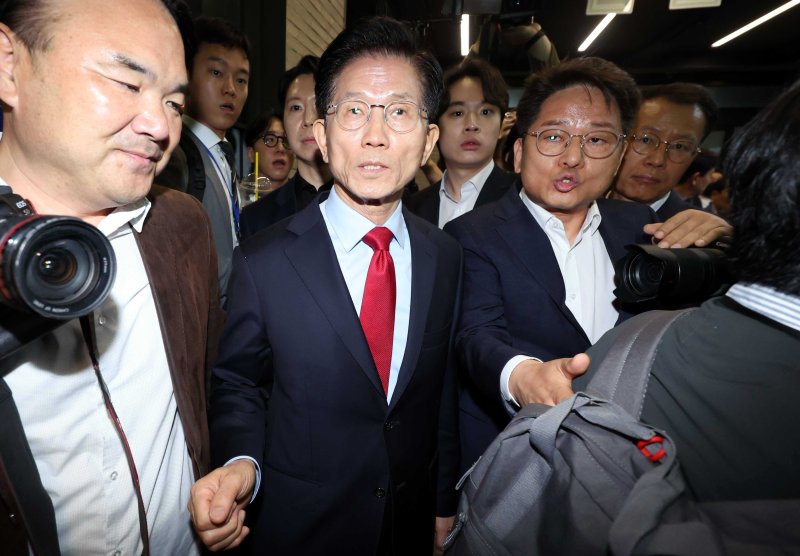 [서울=뉴시스] 조성봉 기자 = 김문수 국민의힘 대선후보가 10일 오전 서울 여의도 국민의힘 중앙당사 대통령후보실에 들어가고 있다. 2025.05.10. suncho21@newsis.com