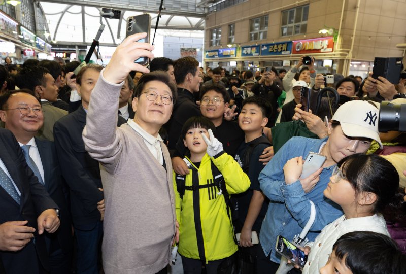 3차 경청투어에 나선 이재명 더불어민주당 대통령 후보가 9일 오후 경북 성주군 성주전통시장에서 어린이들과 기념촬영을 하고 있다. 2025.5.9/뉴스1 ⓒ News1 이재명 기자