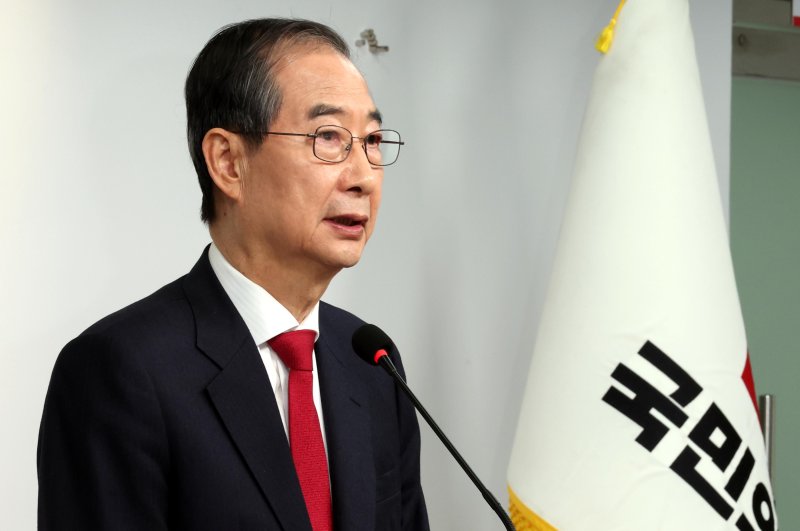 [서울=뉴시스] 조성봉 기자 = 한덕수 대선 예비후보가 10일 오후 서울 여의도 국민의힘 중앙당사에서 긴급기자회견을 열고 입당 및 대선후보 재선출 관련 입장 발표를 하고 있다. 2025.05.10. suncho21@newsis.com
