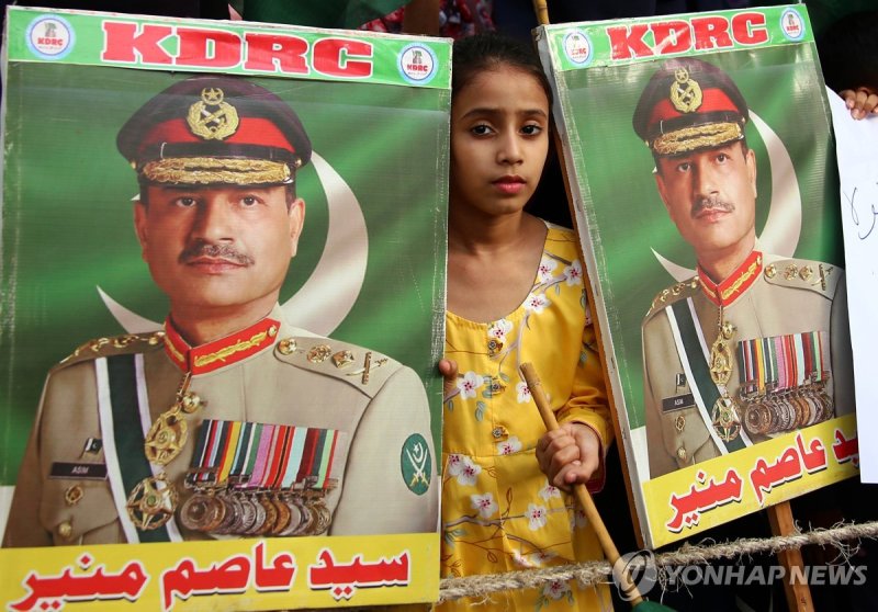 인도 규탄 시위서 무니르 총장 지지 사진을 들고 있는 소녀 (출처=연합뉴스)