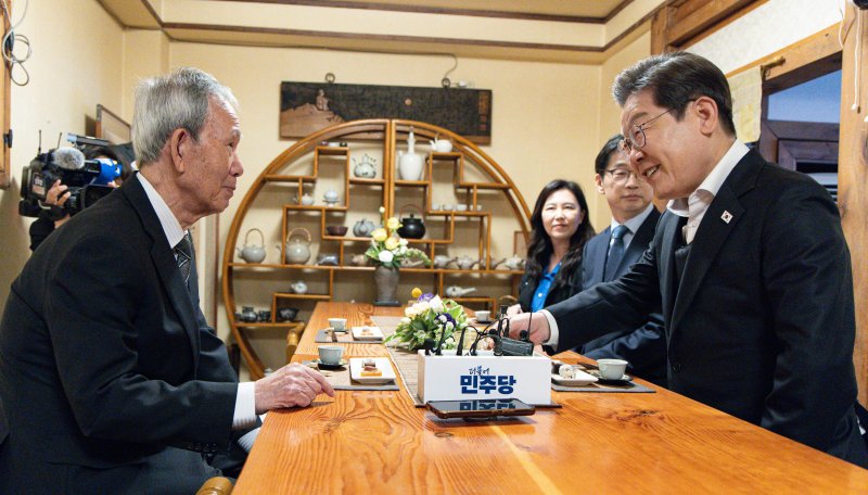 '문형배 은인' 김장하 만난 이재명 "훌륭한 제자 두셨다"