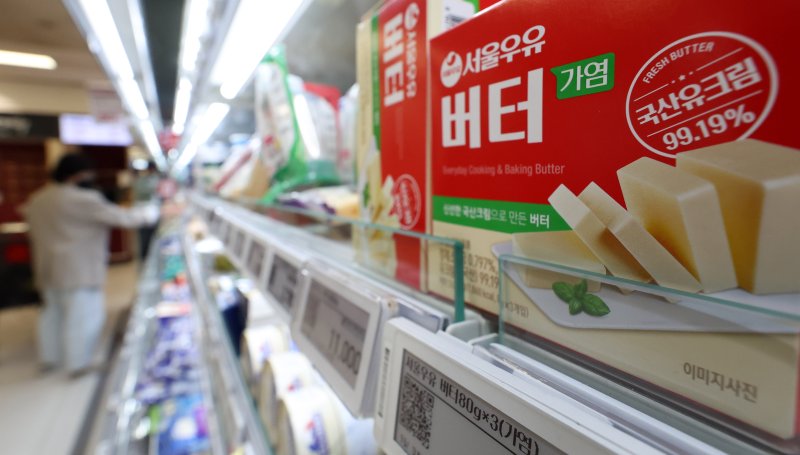 [서울=뉴시스] 추상철 기자 = 2일 오후 서울 시내 한 대형마트에 서울우유 버터가 진열돼 있다. 서울우유는 지난 1일부터 흰 우유를 제외한 54개 제품의 출고가를 평균 7.5% 인상했다. 2025.05.02. scchoo@newsis.com