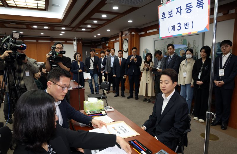이준석 제21대 대통령 선거 개혁신당 후보가 10일 오전 경기도 과천시 중앙선거관리위원회에서 후보자 등록을 하고 있다. 2025.5.10/뉴스1 ⓒ News1 김명섭 기자