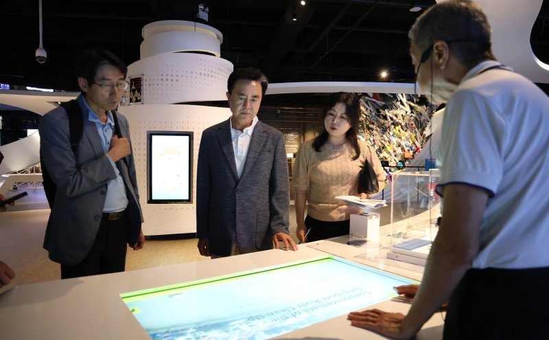 김태흠 충남지사가 10일 싱가포르 마리나 배리지 댐을 방문해 관계자들의 설명을 듣고 있다. (충남도 제공, 재판매 및 DB 금지) / 뉴스1