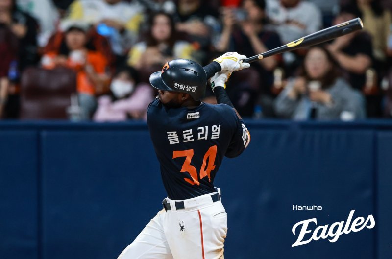 [서울=뉴시스] 프로야구 한화 이글스 에스테반 플로리얼이 10일 서울 고척스카이돔에서 열린 2025 신한 쏠뱅크 KBO리그 키움 히어로즈와의 경기에서 안타를 치고 있다. (사진=한화 이글스 제공) 2025.05.10.