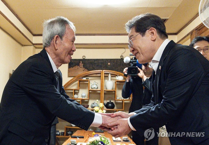 김장하 선생과 인사하는 이재명 후보 (출처=연합뉴스)