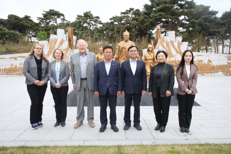 정읍시가 동학농민혁명의 세계화를 목표로 시작한 세계혁명도시 연대회의가 올해로 4회째를 맞으며 국제적 위상을 다졌다. 독일, 프랑스, 일본, 브라질 등 세계혁명도시 연대회의에 참석한 각국 대표들이 이학수 시장과 박일 시의장과 함께 전봉준 장군 동상앞에서 기념사진을 찍고 있다.(정읍시 제공, 재판매 및 DB금지)