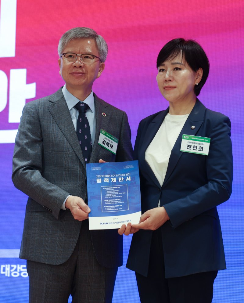 [서울=뉴시스] 김선웅 기자 = 김택우 대한의사협회장이 10일 서울 용산구 대한의사협회에서 열린 제21대 대통령 선거 보건의료 분야 정책제안 보고회에서 더불어민주당 공동선대위원장 전현희 의원에게 보건의료 분야 정책제안서를 전달하고 있다. 2025.05.10. mangusta@newsis.com