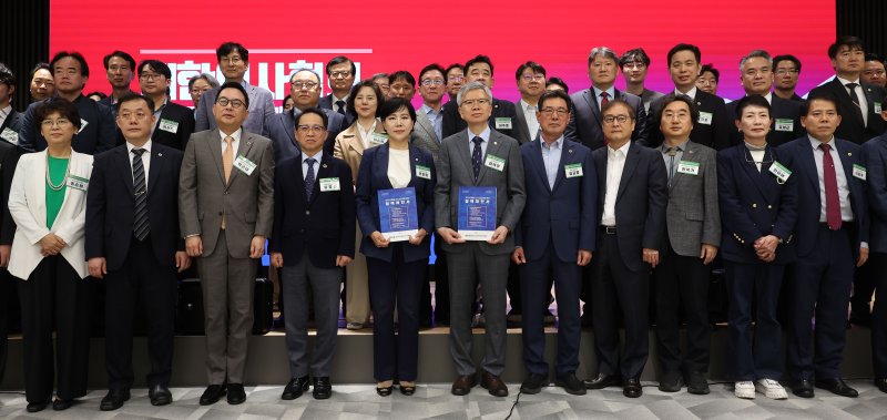 [서울=뉴시스] 김선웅 기자 = 더불어민주당 공동선대위원장 전현희 의원, 김택우 대한의사협회장 및 보고회 참석자들이 10일 서울 용산구 대한의사협회에서 열린 제21대 대통령 선거 보건의료 분야 정책제안 보고회에서 기념사진을 촬영하고 있다. 2025.05.10. mangusta@newsis.com