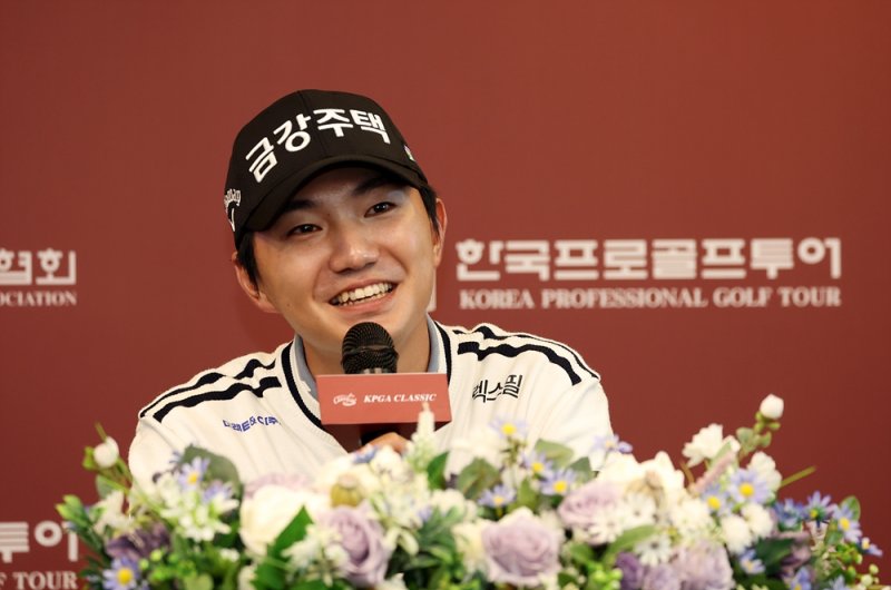 인터뷰하는 옥태훈 (출처=연합뉴스)
