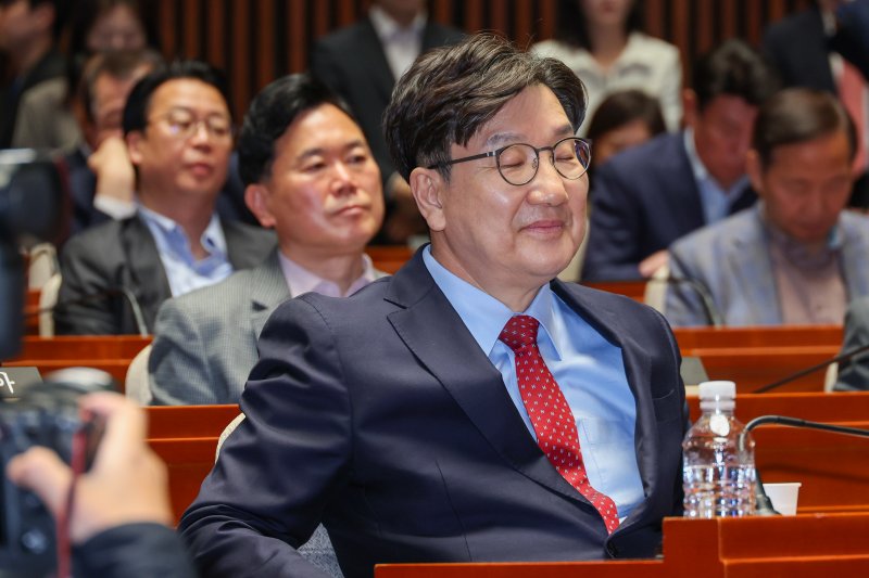김문수 국민의힘 대통령 후보가 9일 서울 여의도 국회에서 열린 의원총회에서 지도부를 향해 "무소속을 당 후보 만들려 불법부당 수단 동원, 중단하라"며 입장을 밝히자 권성동 원내대표가 눈을 감고 있다. 2025.5.9/뉴스1 ⓒ News1 안은나 기자